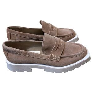The Dolce Vita Elias Loafer features a dune suede upper, a slip-on design SZ 7